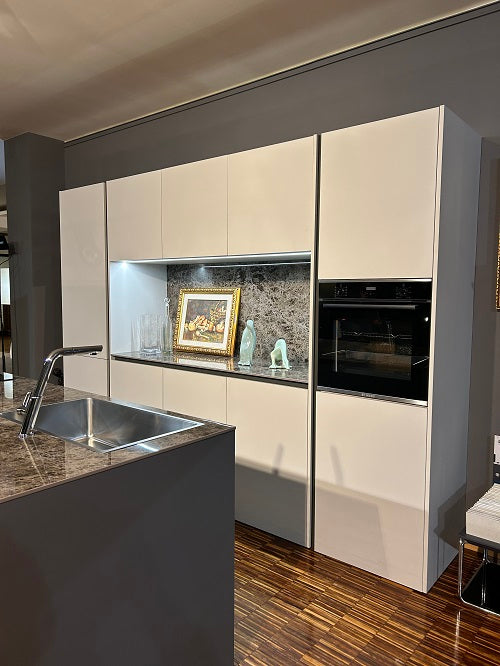 Cucina Moderna Artigianale con Isola Made in Italy: Laccato Bianco, Ceramica Laminam - Offerta Outlet Imperdibile!