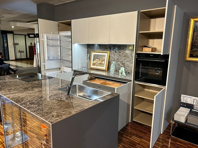 Cucina Moderna Artigianale con Isola Made in Italy: Laccato Bianco, Ceramica Laminam - Offerta Outlet Imperdibile!