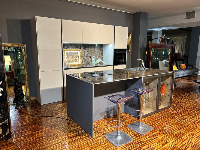 Cucina Moderna Artigianale con Isola Made in Italy: Laccato Bianco, Ceramica Laminam - Offerta Outlet Imperdibile!