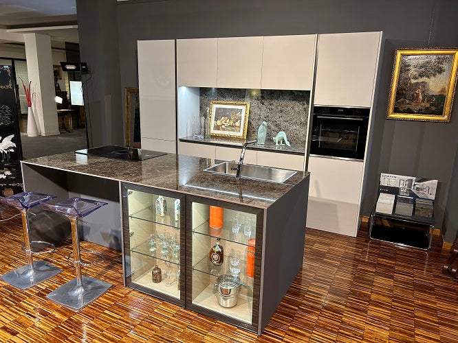 Cucina Moderna Artigianale con Isola Made in Italy: Laccato Bianco, Ceramica Laminam - Offerta Outlet Imperdibile!