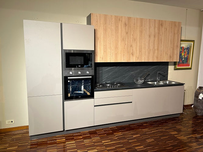 Cucina Moderna Artigianale Made in Italy: Struttura Lineare in Laminato Grigio Struttura e Rovere Miele Offerta Outlet