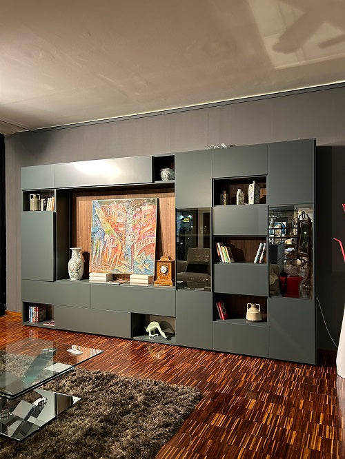 Parete attrezzata "Living system 2024" By Novamobili laccata verde prezzo Scontata Outlet