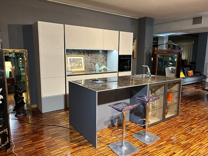 Cucina Moderna Artigianale con Isola Made in Italy: Laccato Bianco, Ceramica Laminam - Offerta Outlet Imperdibile!