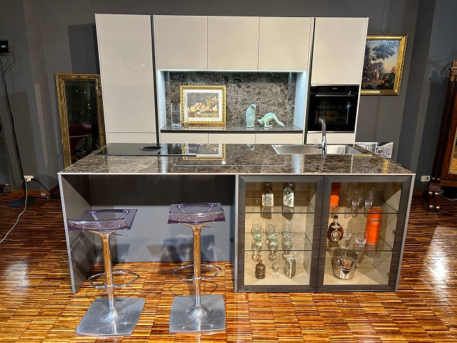 Cucina Moderna Artigianale con Isola Made in Italy: Laccato Bianco, Ceramica Laminam - Offerta Outlet Imperdibile!