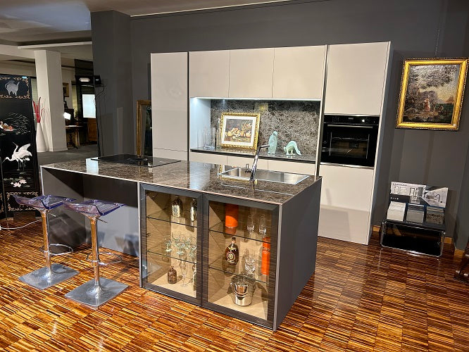 Cucina Moderna Artigianale con Isola Made in Italy: Laccato Bianco, Ceramica Laminam - Offerta Outlet Imperdibile!