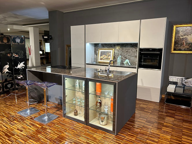 Cucina Moderna Artigianale con Isola Made in Italy: Laccato Bianco, Ceramica Laminam - Offerta Outlet Imperdibile!