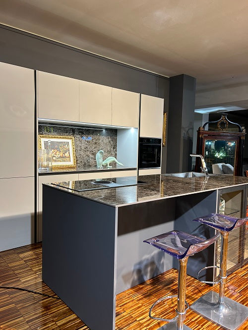 Cucina Moderna Artigianale con Isola Made in Italy: Laccato Bianco, Ceramica Laminam - Offerta Outlet Imperdibile!