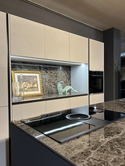 Cucina Moderna Artigianale con Isola Made in Italy: Laccato Bianco, Ceramica Laminam - Offerta Outlet Imperdibile!