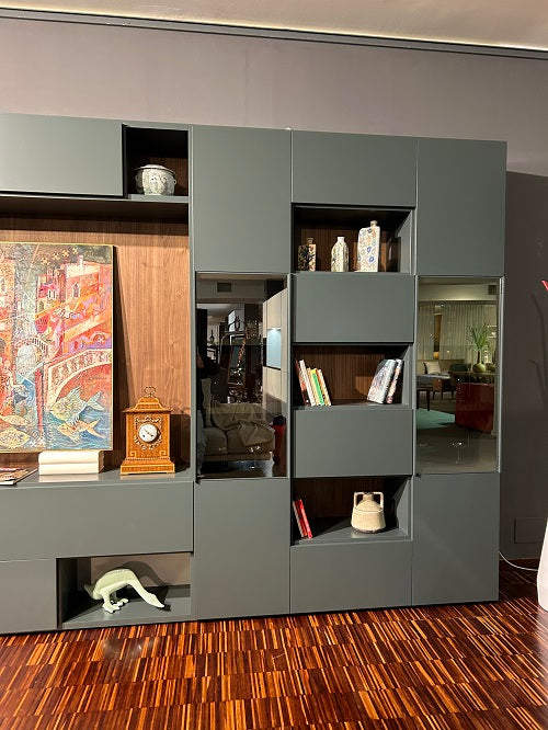 Parete attrezzata "Living system 2024" By Novamobili laccata verde prezzo Scontata Outlet