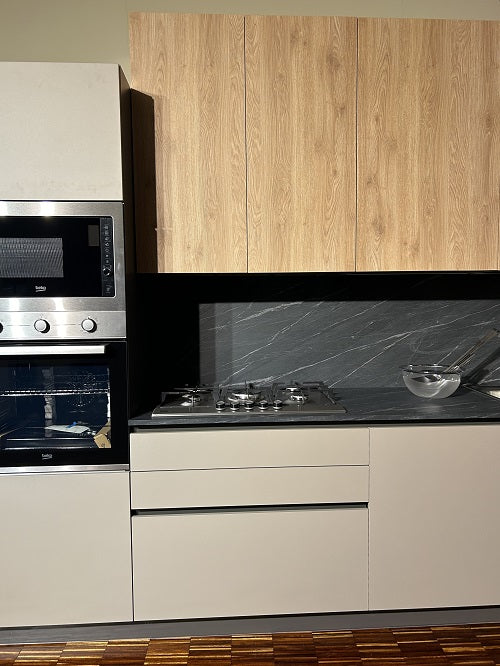 Cucina Moderna Artigianale Made in Italy: Struttura Lineare in Laminato Grigio Struttura e Rovere Miele Offerta Outlet