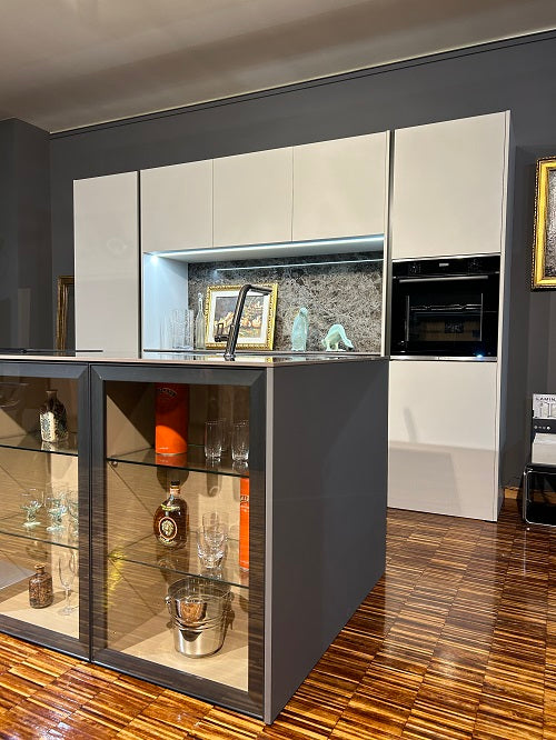 Cucina Moderna Artigianale con Isola Made in Italy: Laccato Bianco, Ceramica Laminam - Offerta Outlet Imperdibile!