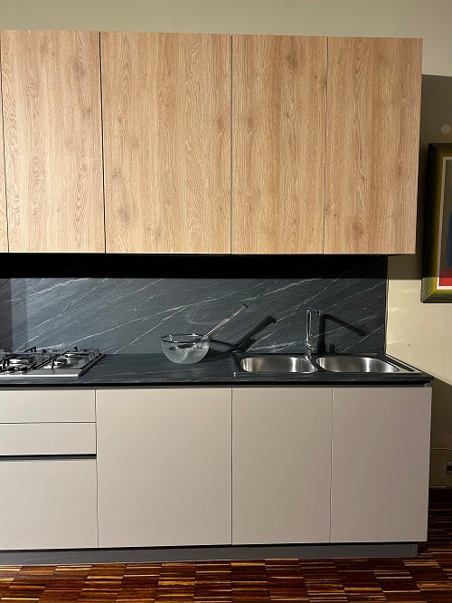 Cucina Moderna Artigianale Made in Italy: Struttura Lineare in Laminato Grigio Struttura e Rovere Miele Offerta Outlet