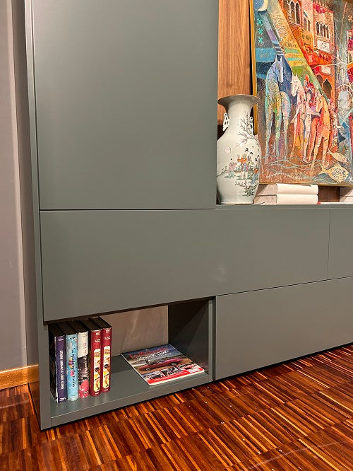 Parete attrezzata "Living system 2024" By Novamobili laccata verde prezzo Scontata Outlet