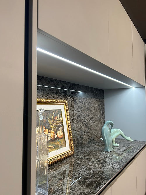 Cucina Moderna Artigianale con Isola Made in Italy: Laccato Bianco, Ceramica Laminam - Offerta Outlet Imperdibile!