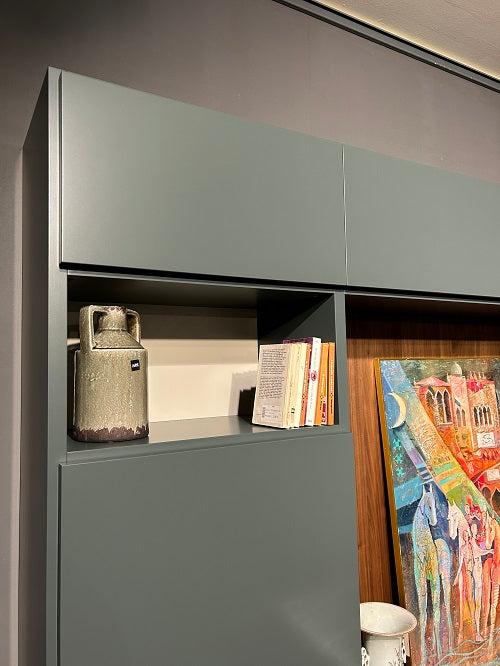 Parete attrezzata "Living system 2024" By Novamobili laccata verde prezzo Scontata Outlet