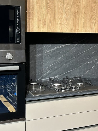 Cucina Moderna Artigianale Made in Italy: Struttura Lineare in Laminato Grigio Struttura e Rovere Miele Offerta Outlet