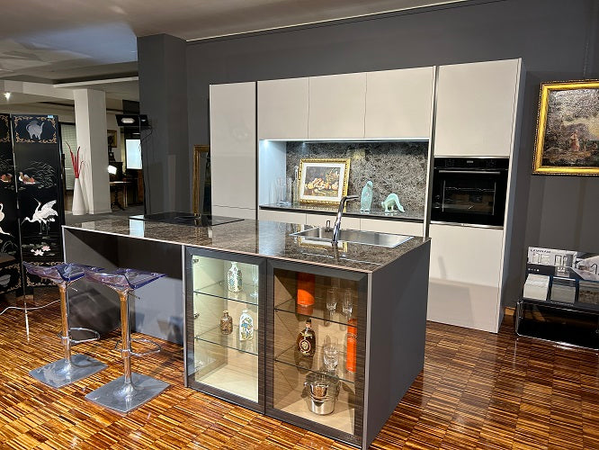 Cucina Moderna Artigianale con Isola Made in Italy: Laccato Bianco, Ceramica Laminam - Offerta Outlet Imperdibile!