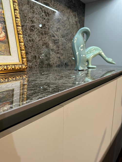 Cucina Moderna Artigianale con Isola Made in Italy: Laccato Bianco, Ceramica Laminam - Offerta Outlet Imperdibile!