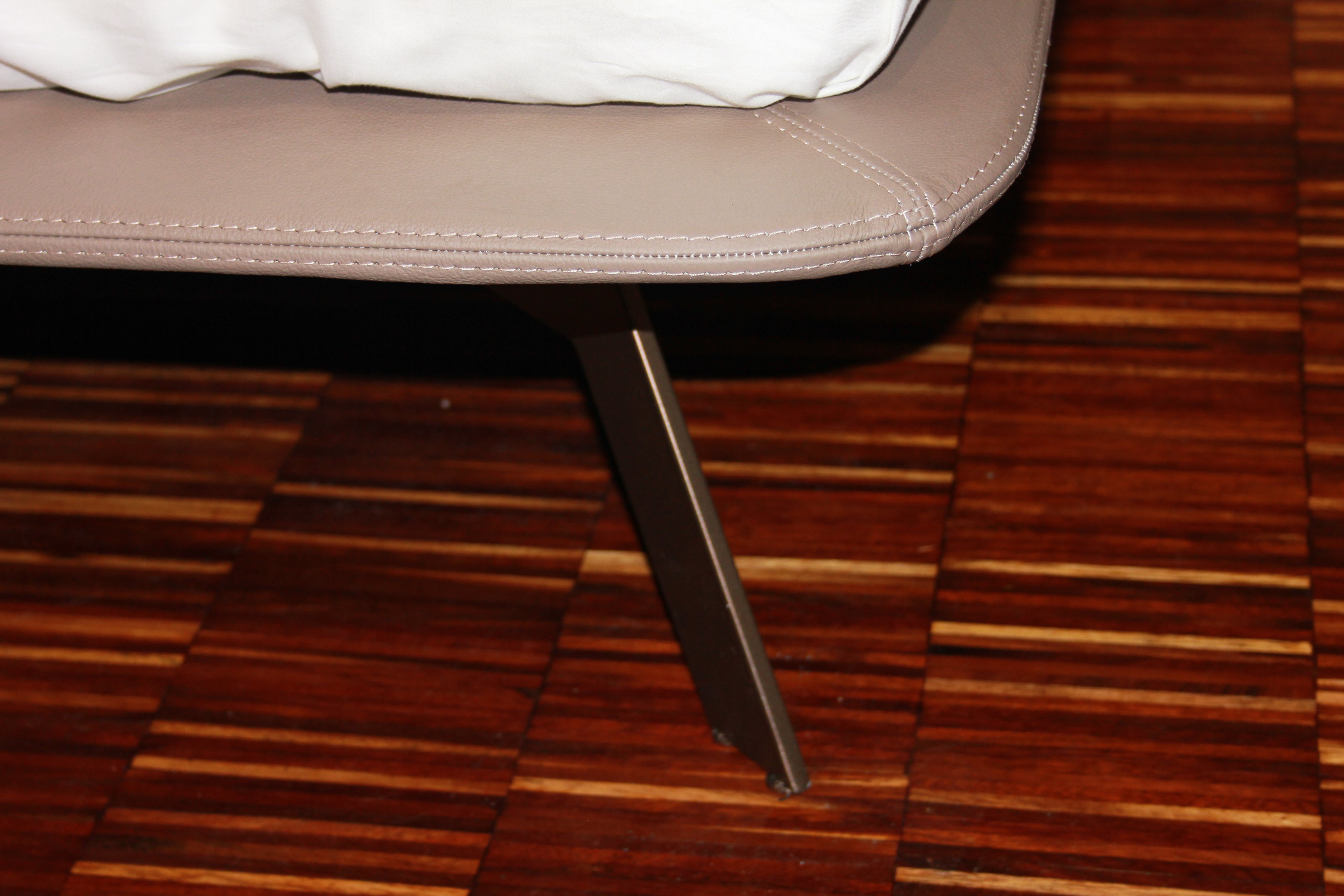 Ermes Letto Matrimoniale Moderno in Pelle dal Carattere Importante con Testata e giroletto in pelle