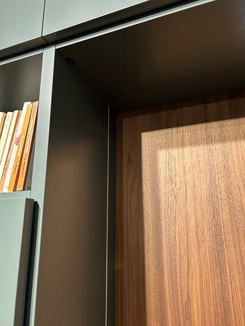 Parete attrezzata "Living system 2024" By Novamobili laccata verde prezzo Scontata Outlet