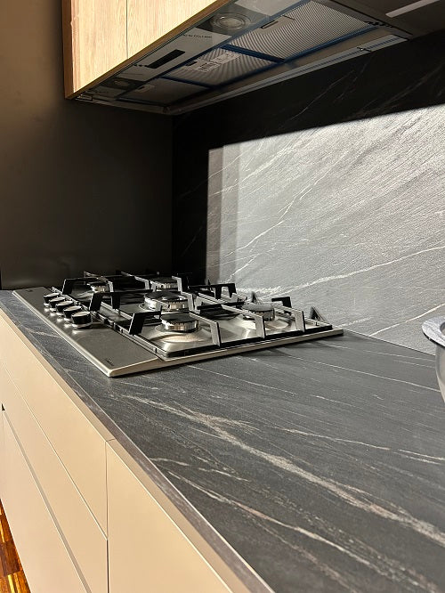 Cucina Moderna Artigianale Made in Italy: Struttura Lineare in Laminato Grigio Struttura e Rovere Miele Offerta Outlet