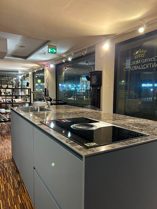 Cucina Moderna Artigianale con Isola Made in Italy: Laccato Bianco, Ceramica Laminam - Offerta Outlet Imperdibile!