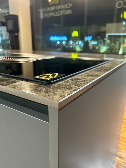 Cucina Moderna Artigianale con Isola Made in Italy: Laccato Bianco, Ceramica Laminam - Offerta Outlet Imperdibile!