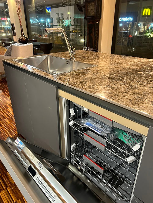 Cucina Moderna Artigianale con Isola Made in Italy: Laccato Bianco, Ceramica Laminam - Offerta Outlet Imperdibile!