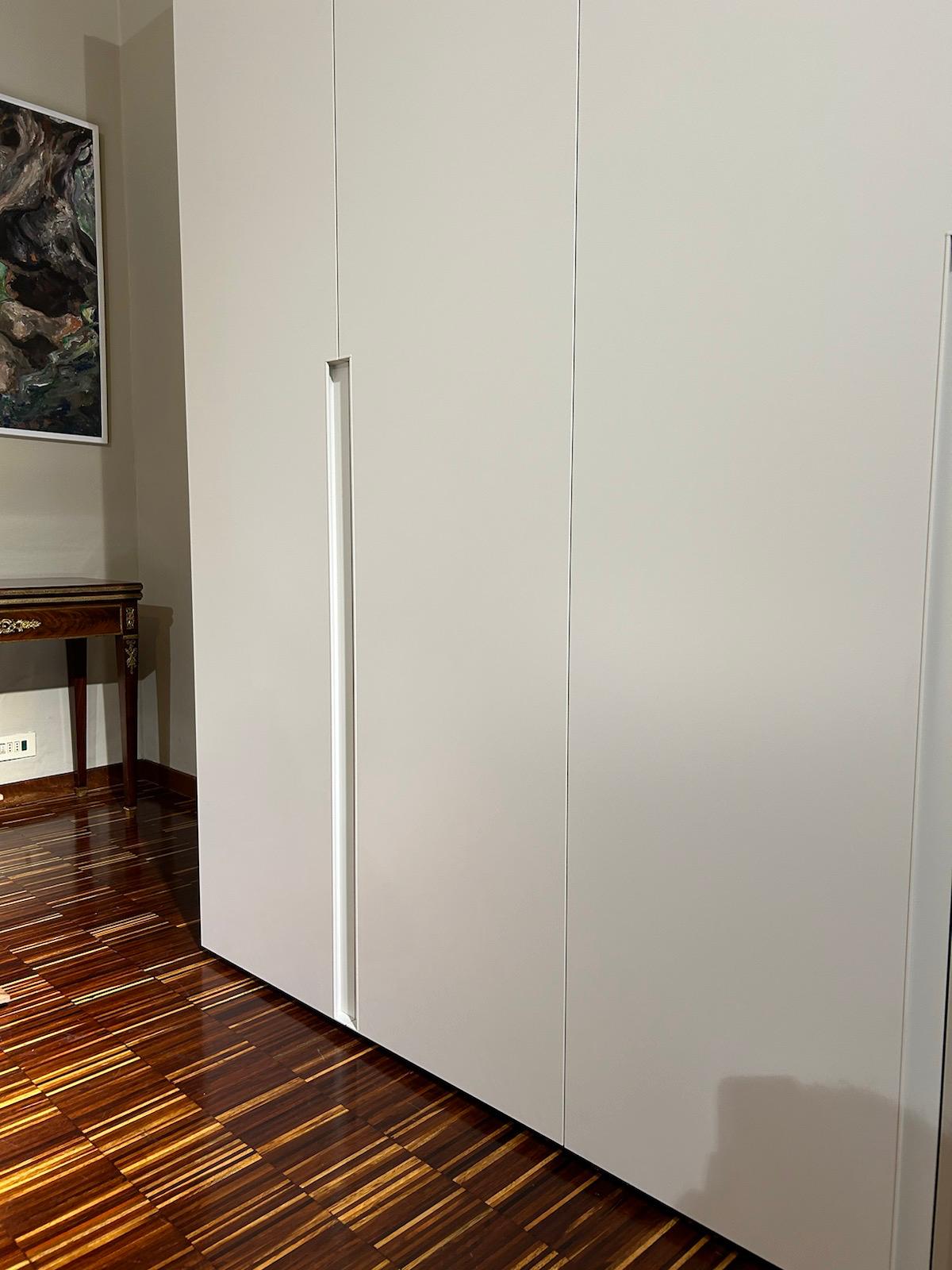 Armadio battente laccato anta "Unika" by Novamobili