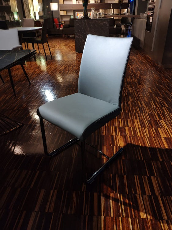 Gruppo di 4 sedie in pelle di design "Isotta" By Naos con struttura in acciaio cromato SCONTATE