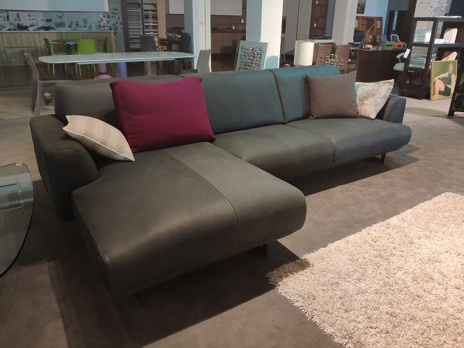 Divano con penisola in pelle "Primulla" di By Marinelli