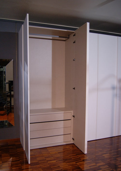 Armadio con ante battenti moderno "Cover" By Erba mobili a prezzo scontato Offerta Outlet