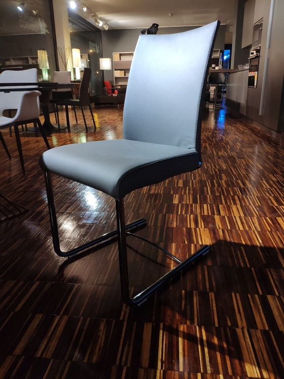 Gruppo di 4 sedie in pelle di design "Isotta" By Naos con struttura in acciaio cromato SCONTATE