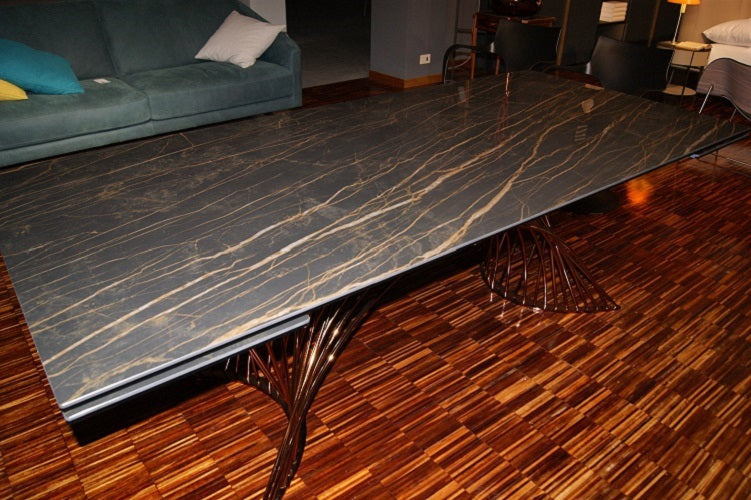 Tavolo "Latour" By Naos in vetro ceramica Black desirè lucido