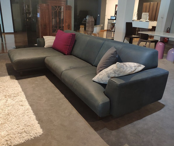 Divano con penisola in pelle "Primulla" di By Marinelli