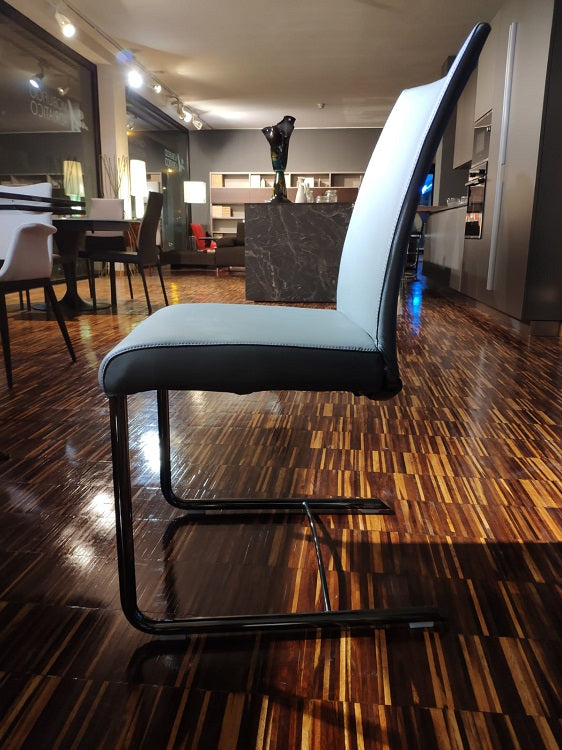 Gruppo di 4 sedie in pelle di design "Isotta" By Naos con struttura in acciaio cromato SCONTATE