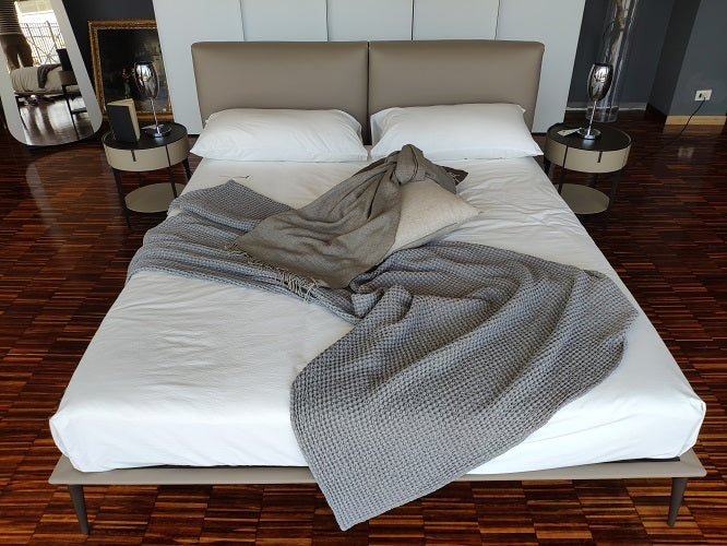 Letto matrimoniale di design "Papillon" By Alivar in pelle beige Sabbia