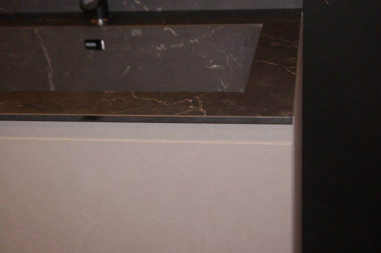 Cucina lineare Arredo 3 Wega in PET Resina Cromo Top HPL Pietra Nera prezzo scontato Outlet