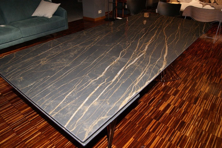 Tavolo "Latour" By Naos in vetro ceramica Black desirè lucido