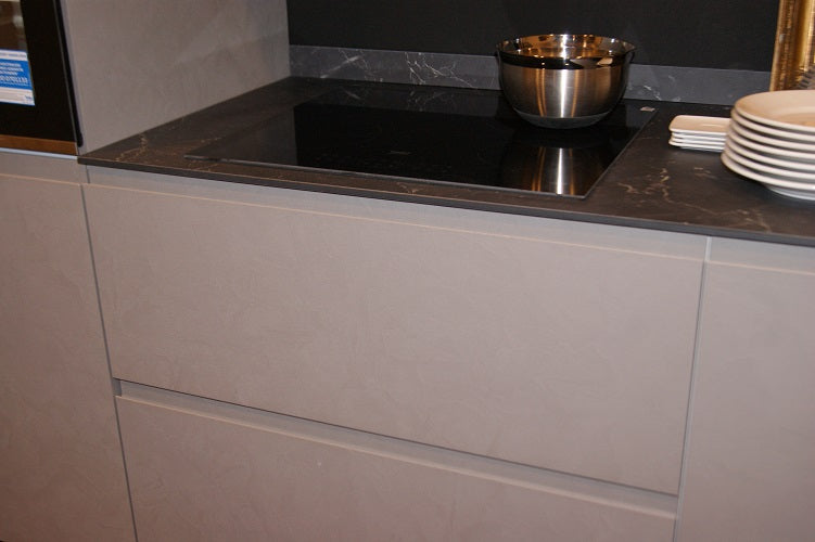 Cucina lineare Arredo 3 Wega in PET Resina Cromo Top HPL Pietra Nera prezzo scontato Outlet