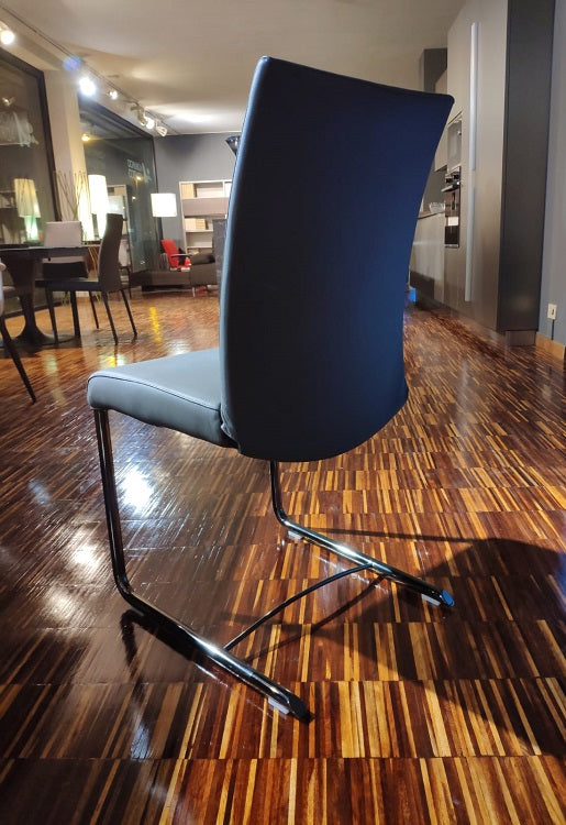 Gruppo di 4 sedie in pelle di design "Isotta" By Naos con struttura in acciaio cromato SCONTATE