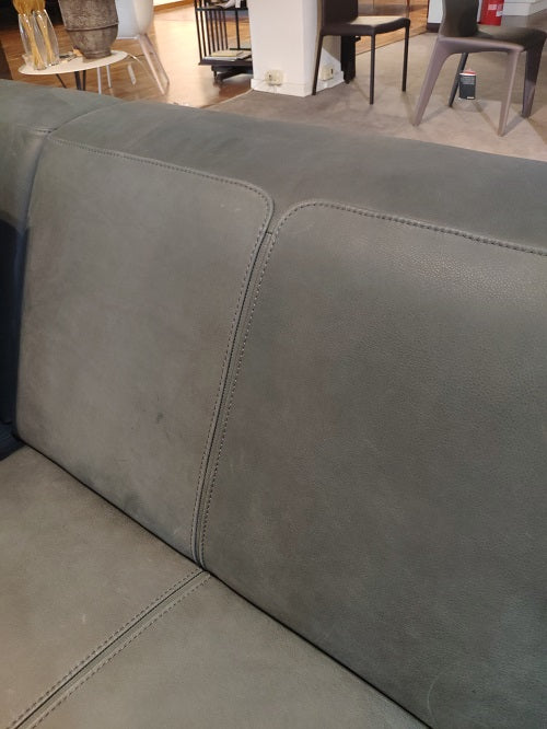 Divano con penisola in pelle "Primulla" di By Marinelli