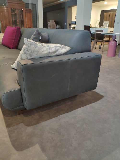 Divano con penisola in pelle "Primulla" di By Marinelli