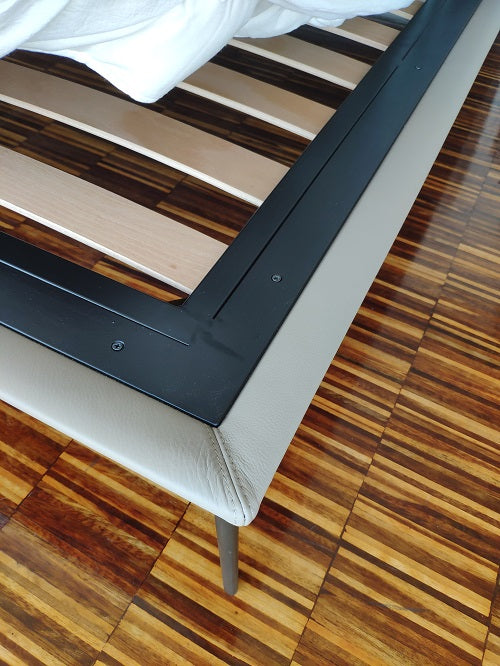 Letto matrimoniale di design "Papillon" By Alivar in pelle beige Sabbia