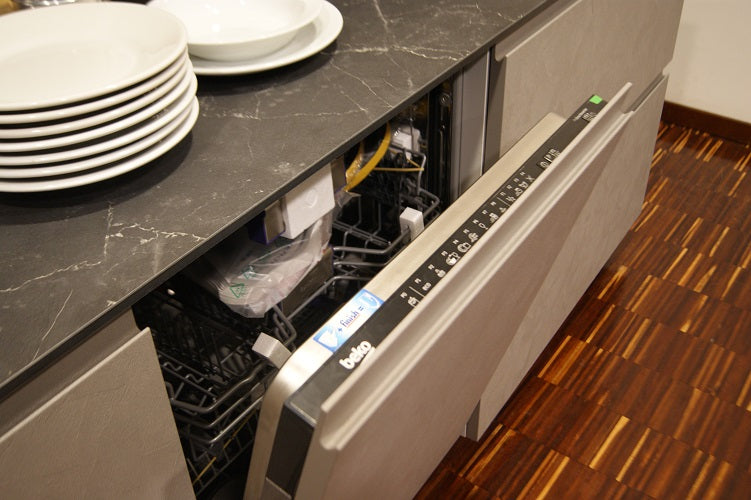 Cucina lineare Arredo 3 Wega in PET Resina Cromo Top HPL Pietra Nera prezzo scontato Outlet