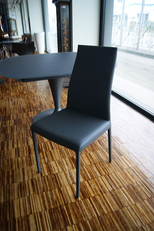 Gruppo 4 Sedie "Blitz" By Ozzio in ecopelle colore grafite a prezzo scontato Outlet offerta