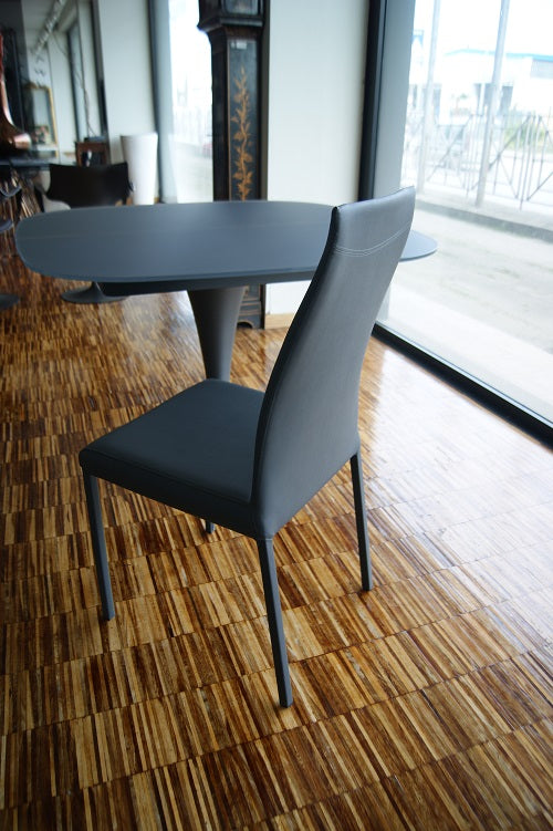 Gruppo 4 Sedie "Blitz" By Ozzio in ecopelle colore grafite a prezzo scontato Outlet offerta