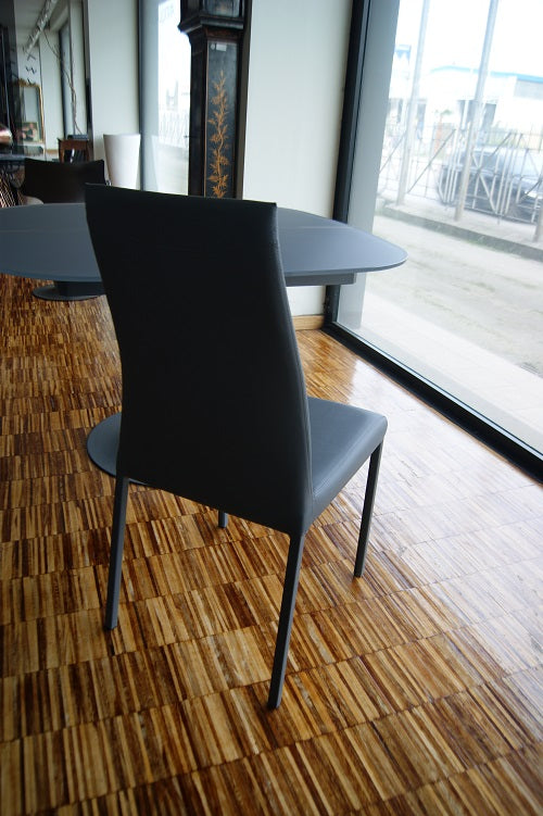Gruppo 4 Sedie "Blitz" By Ozzio in ecopelle colore grafite a prezzo scontato Outlet offerta