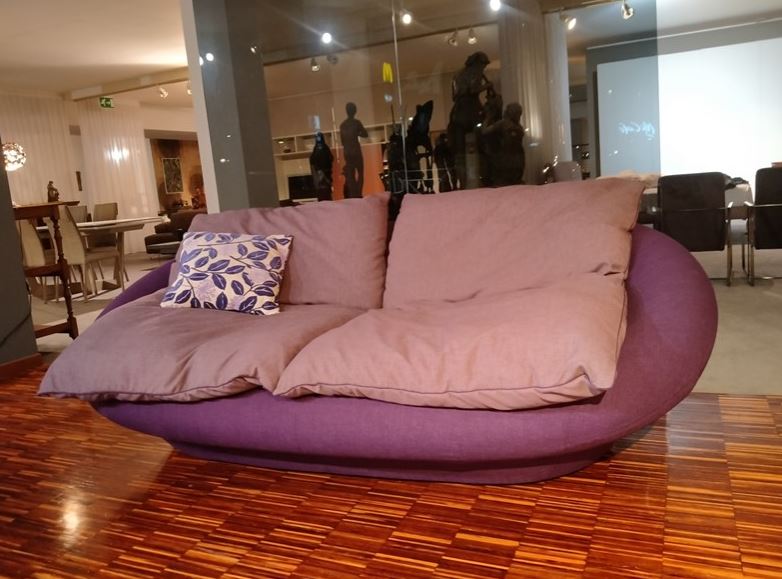 Divano di Design "Tangeri" By Giovannetti in tessuto viola in offerta Outlet