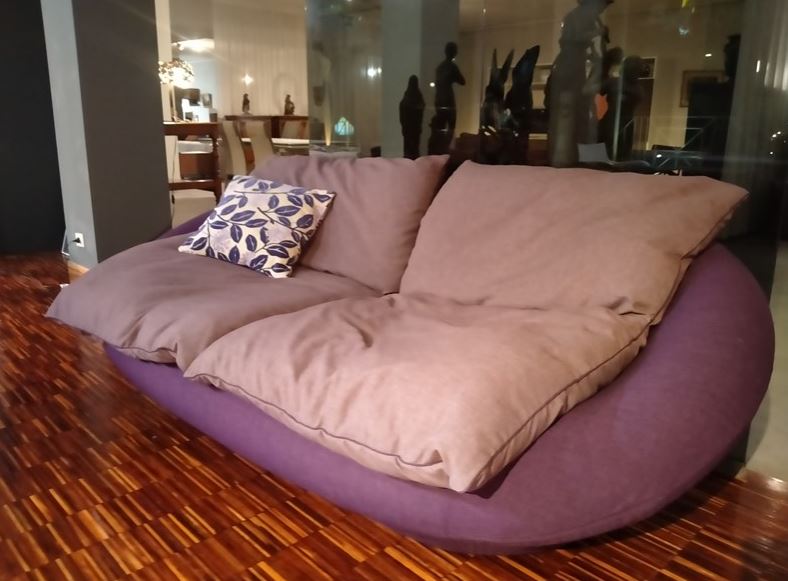 Divano di Design "Tangeri" By Giovannetti in tessuto viola in offerta Outlet